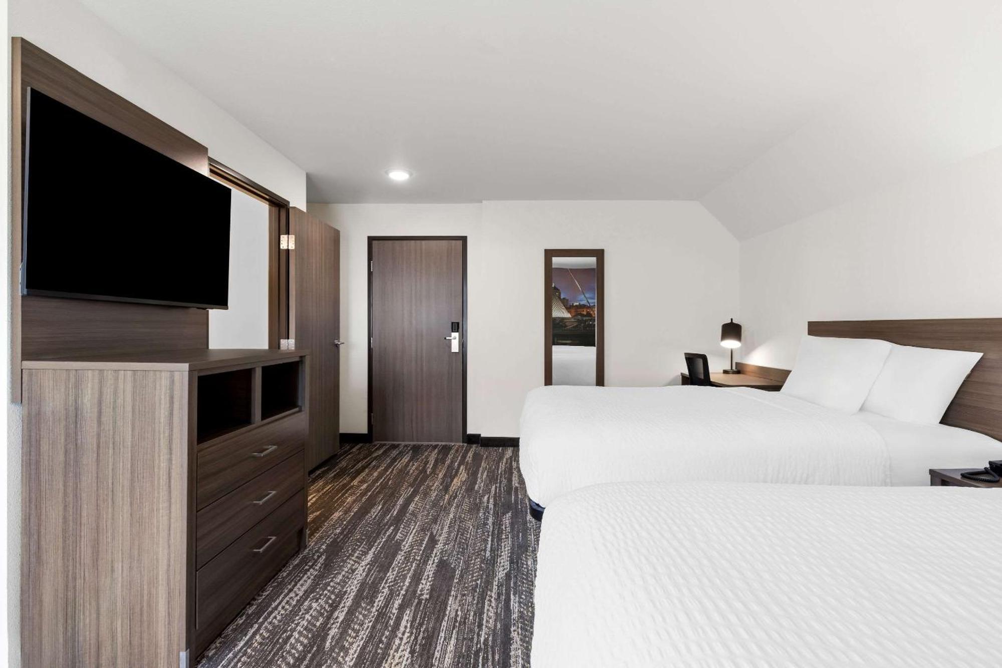 Clarion Pointe Hotel Milwaukee Exterior photo