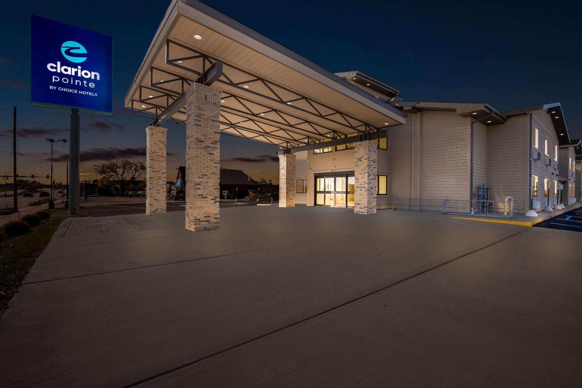Clarion Pointe Hotel Milwaukee Exterior photo